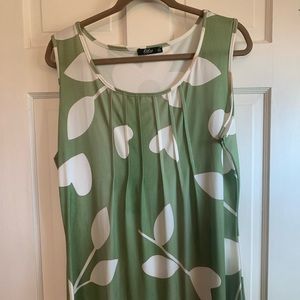 Sleeveless tunic in green with playful flowers